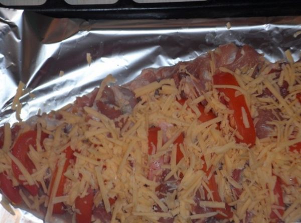 Горячие блюда для праздничного стола: запеченная в фольге в духовке свинина с чесноком, сыром и помидорами - фото-рецепты