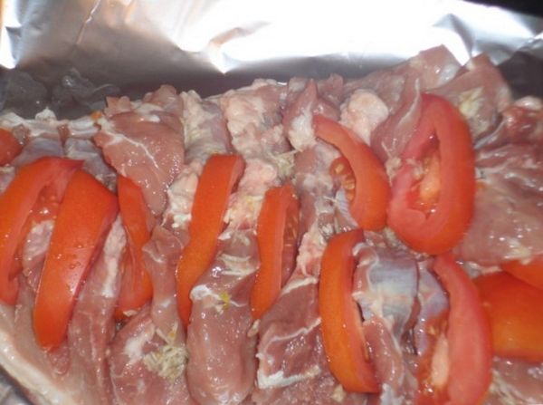 Горячие блюда для праздничного стола: запеченная в фольге в духовке свинина с чесноком, сыром и помидорами - фото-рецепты