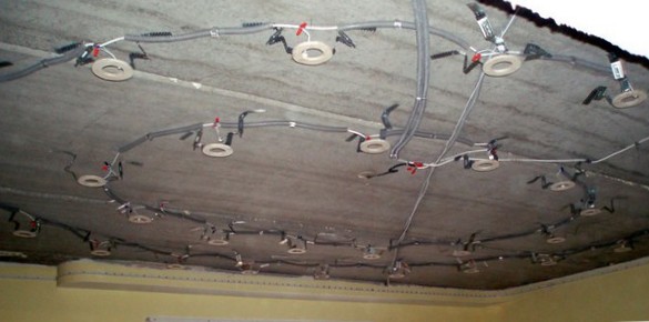 Монтаж светильников для натяжного потолка