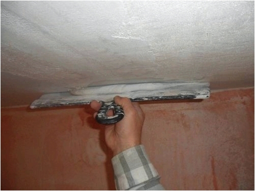 Как шпаклевать потолок