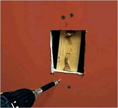 Как заделать дыру в потолке