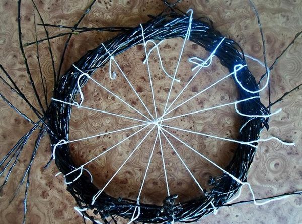 Изготовление мохнатого паука, сидящего на декоративном венке в виде паутины