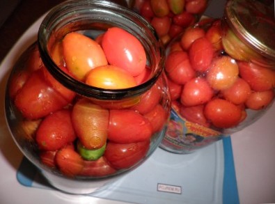 Рецепт вкусных маринованных помидоров с чесноком