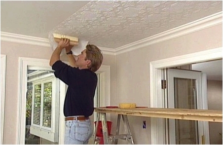 Как клеить флизелиновые обои на потолок