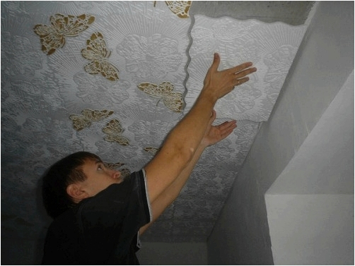 Как клеить потолок плитками