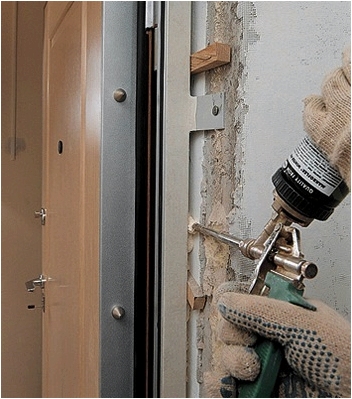 Как установить металическую дверь