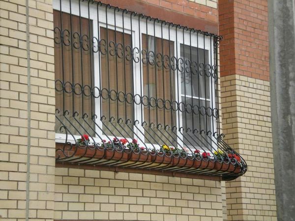 Металлические решетки на окна: кованые или сварные?