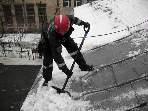 Как очистить крышу от снега