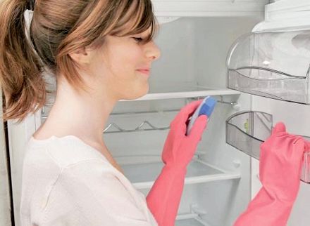 Как убрать из холодильника неприятный запах